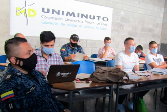 Población carcelaria asistiendo a clase virtual 