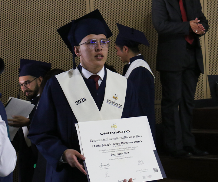 Edwin Joseph Felipe quiñones Grande, recibe su título universitario como ingeniero civil 