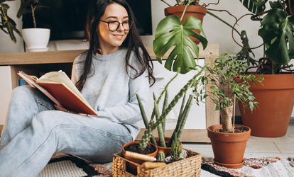 Joven con plantas