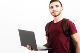 Estudiante sosteniendo con sus manos un computador portátil