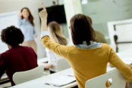 Estudiante participa en clase.