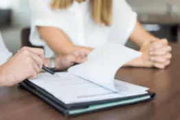 Primer plano de manos revisando un documento