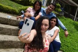 Grupo de estudiantes tomándose una selfie