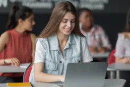 Estudiante realizando búsqueda en computador.