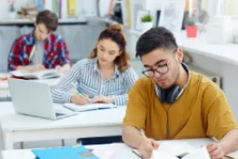 Estudiantes realizando trabajo en clase.