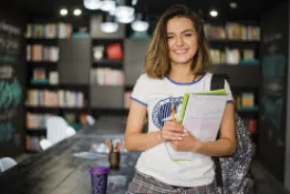 Estudiante en biblioteca