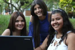 Grupo de estudiantes sonriendo frente a la cámara
