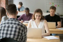 Persona frente a computador portátil