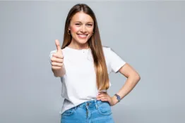 Persona con pulgar hacia arriba