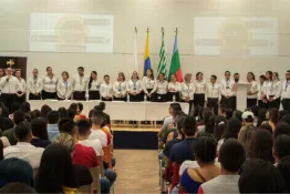 Presentación de personas frente a público