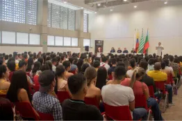 Grupo de personas reunidas en auditorio 