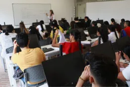 Grupo de estudiantes en salón recibiendo clases