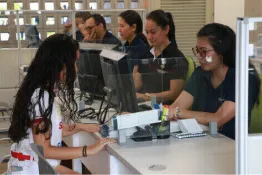 Persona realizando el proceso de matrícula en oficina