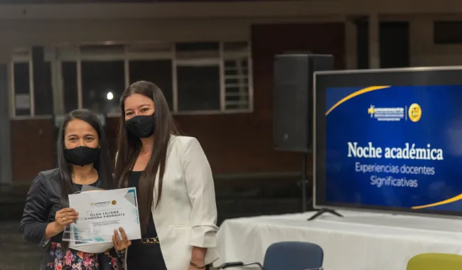 Ganador del concurso recibe su premio
