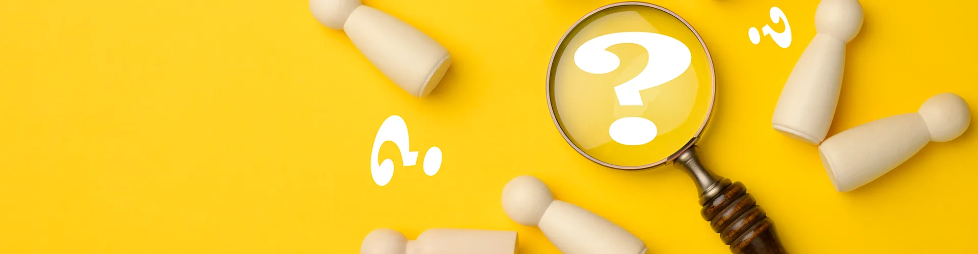 Investigación CED hombres de madera y una lupa con fondo amarillo. Concepto de contratación, búsqueda de empleados talentosos y capaces, crecimiento de la carrera, trabajo permanente