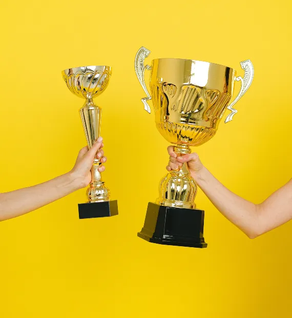 Imagen con dos trofeos