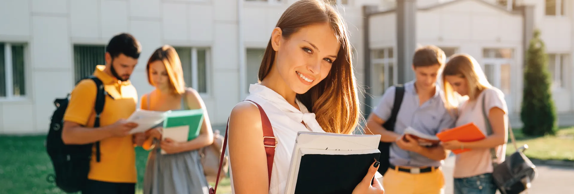 Banner admisiones santanderes Estudiante con libros