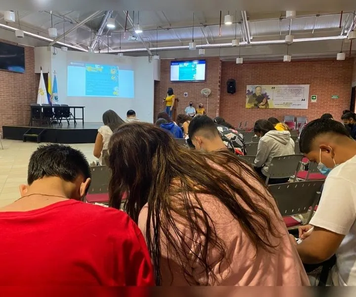 Grupo de personas en el Auditorio del Centro Regional Buga