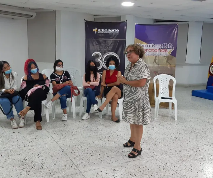 Mujer dictando conferencia 