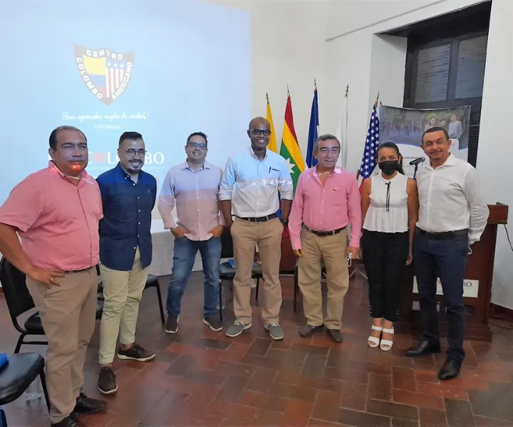 evento conversatorio donde se encuentras varias personas en un auditorio