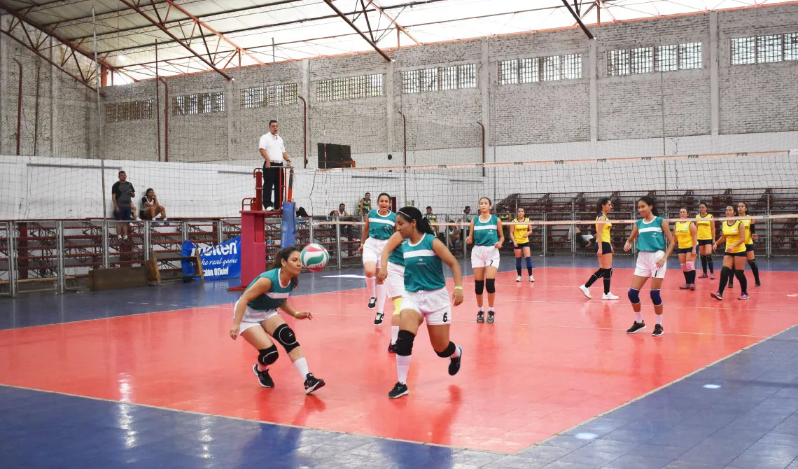 Equipos femeninos de voleibol compitiendo.