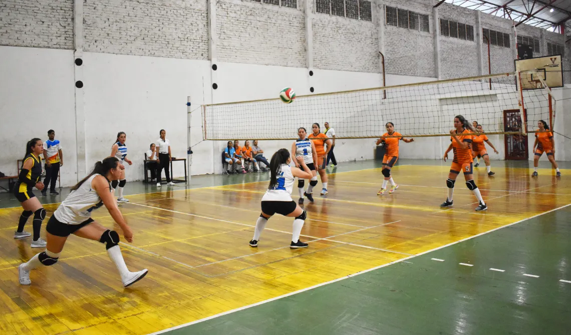 Equipos femeninos de voleibol compitiendo.