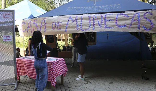 Estudiantes UNIMINUTO en la jornada de prevención del suicidio 