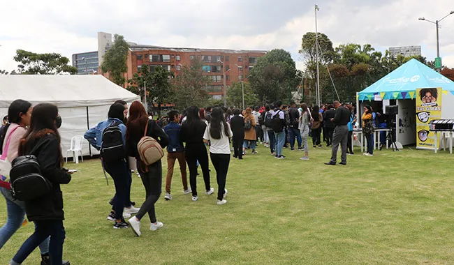 Población universitaria avanzando al punto de encuentro 
