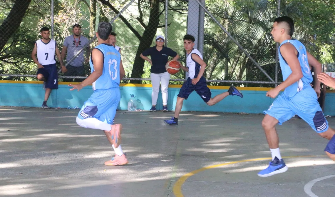 Deportistas en el campo.