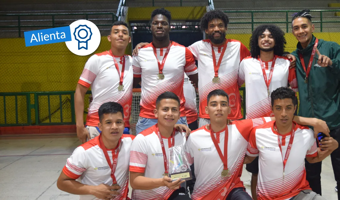 Estudiantes alegres con sus medallas en los XII Juegos Nacionales 2022.