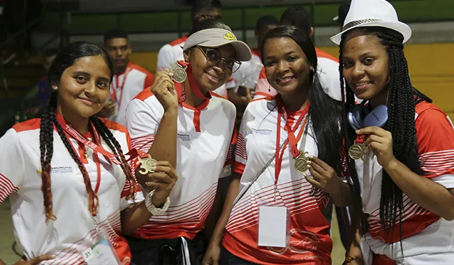 Deportistas luciendo sus medallas 