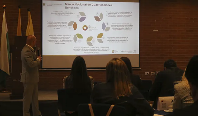 Expertos del Ministerio de Educación socializando el Narco Nacional de Cualificación