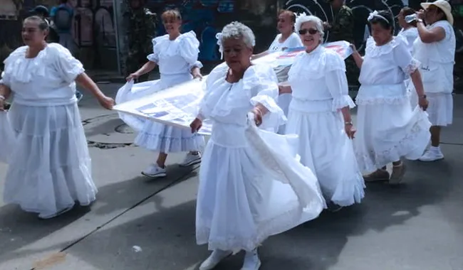 Mujeres artistas comparsa tercera edad