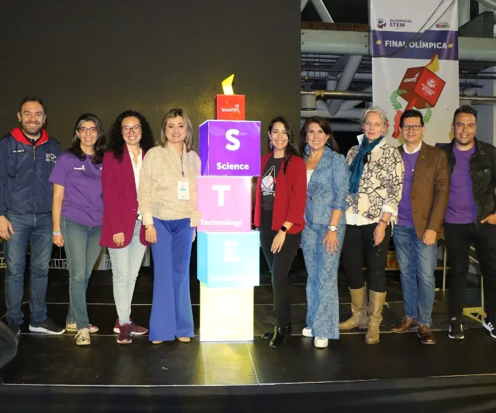 Foto de miembros del Parque Científico de Innovación Social y Secretaría de Educación