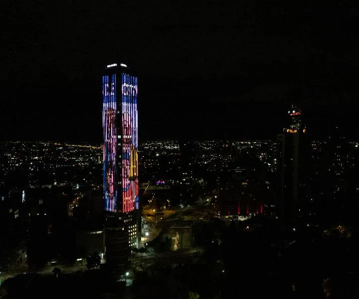 En los 30 años de UNIMINUTO la Torre Colpatria se iluminó para celebrarlos