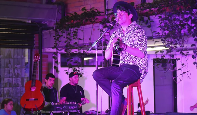 Chico tocando guitarra y cantando 