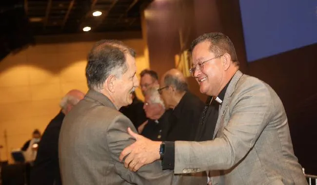 El padre Harold Castilla entregó reconocimientos a los colaboradores de UNIMINTO.