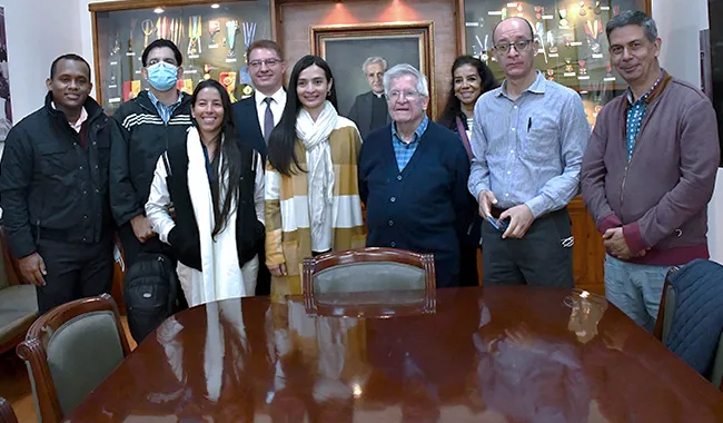 Pares académicos, directivos RBVD reunidos con el Pardre Diego jaramillo
