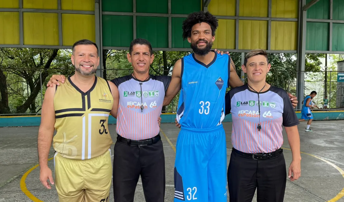 Jugadores de baloncesto con los árbitros de la competencia