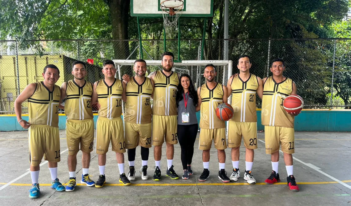 Equipo de baloncesto masculino con su entrenadora