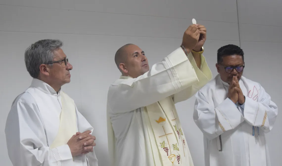 Momento de la elevación en la Eucaristía