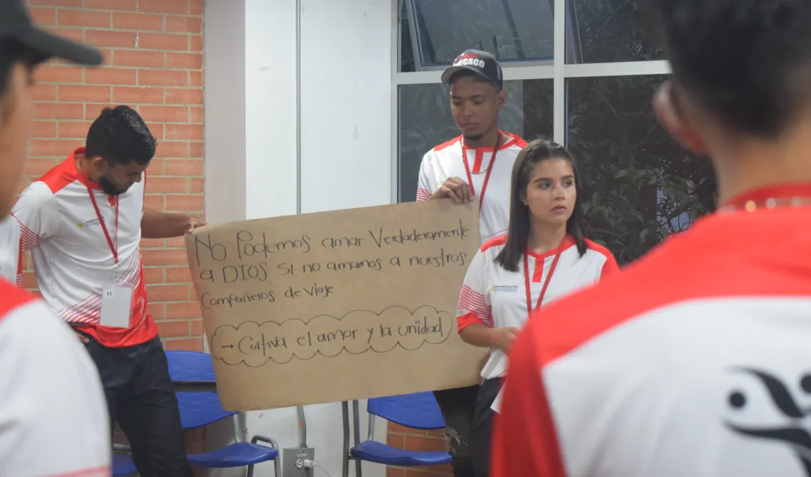 Estudiantes socializando los resultados del taller