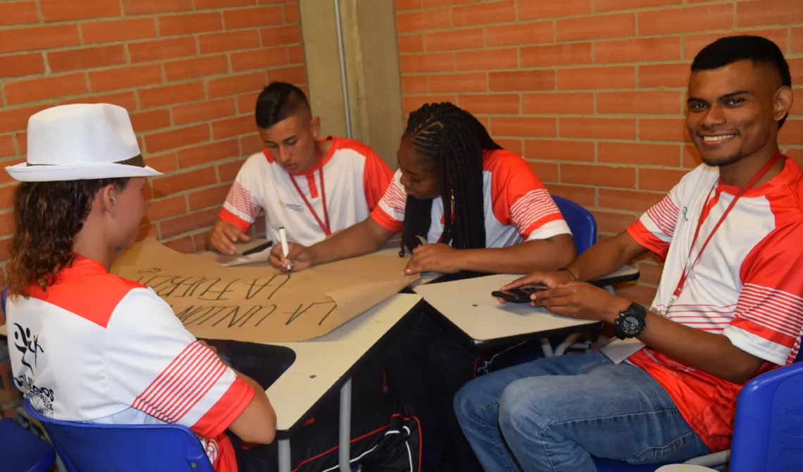 Estudiantes realizando el ejercicio de reflexión