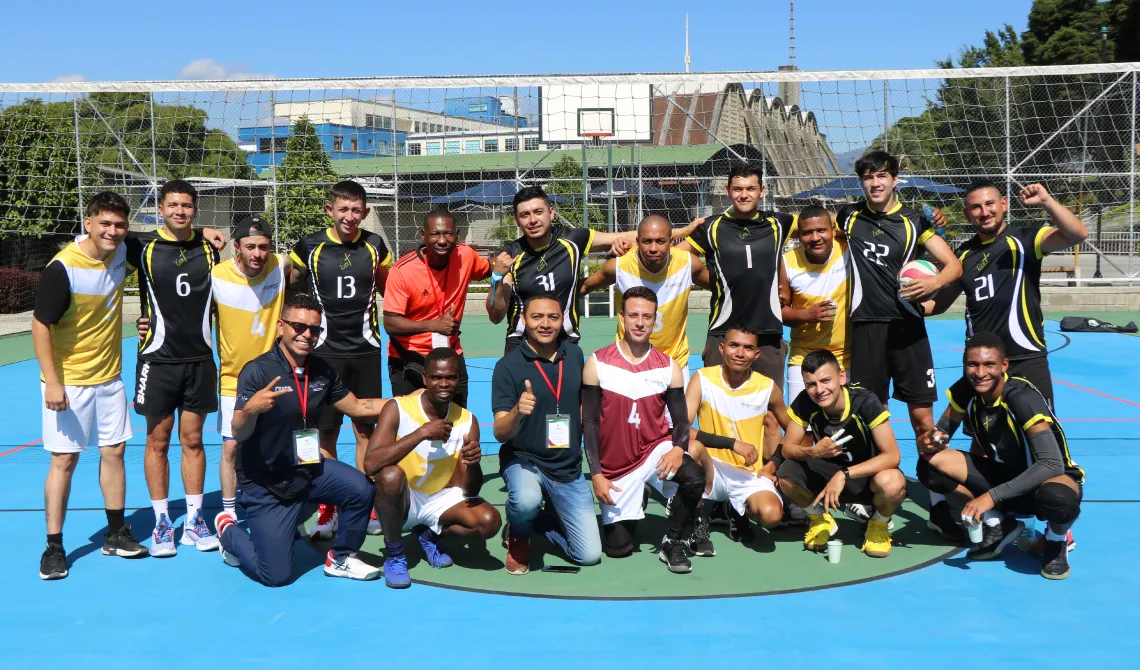 Equipos de voleibol masculino compartiendo