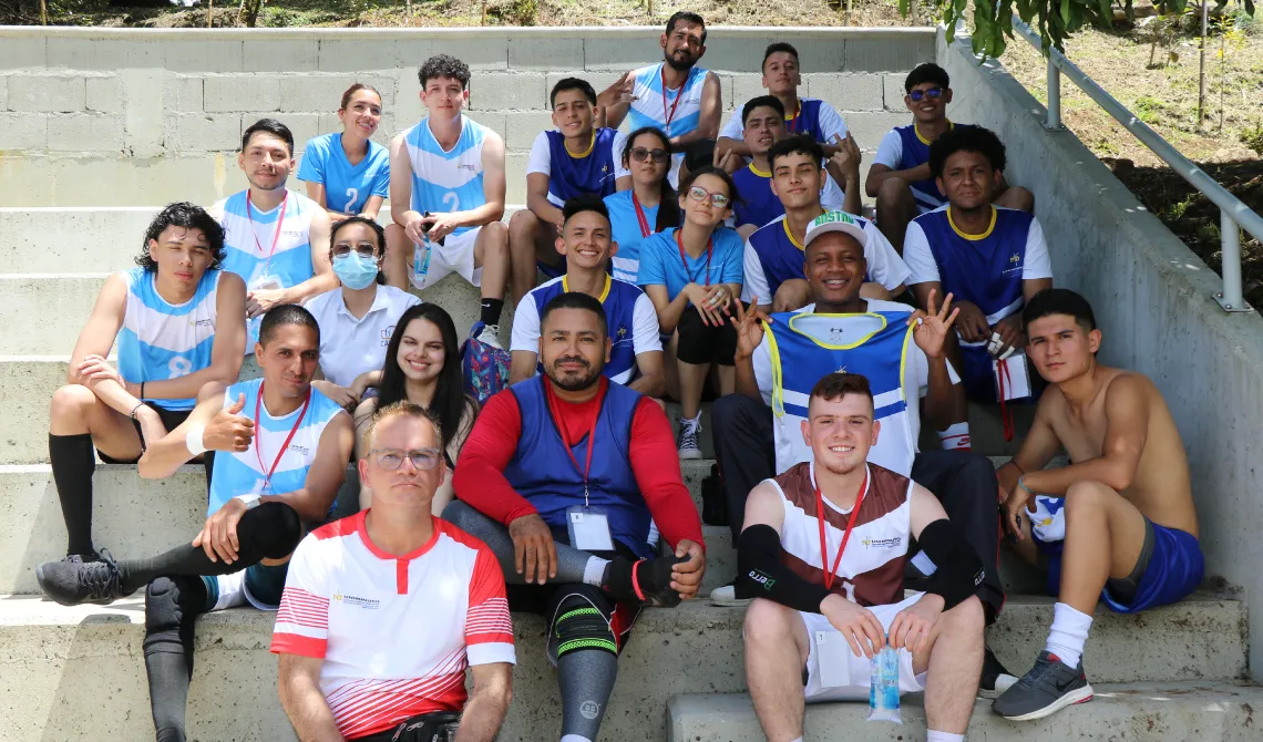 Equipos de voleibol compartiendo después de la competencia