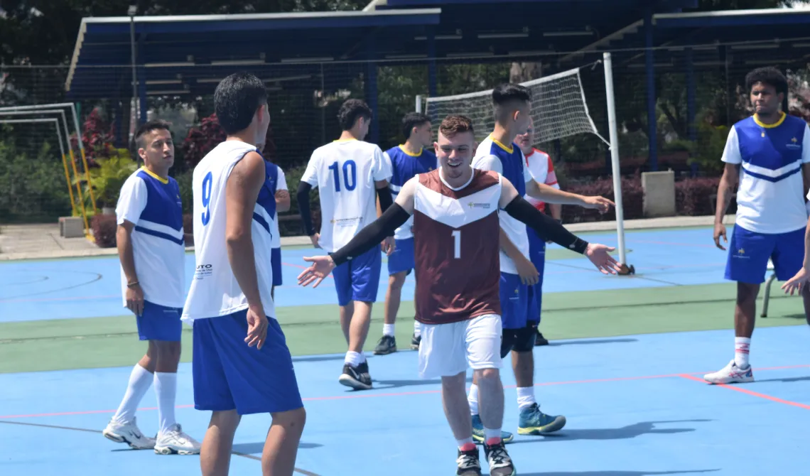 Estudiante de voleibol masculino celebrando un punto para su equipo