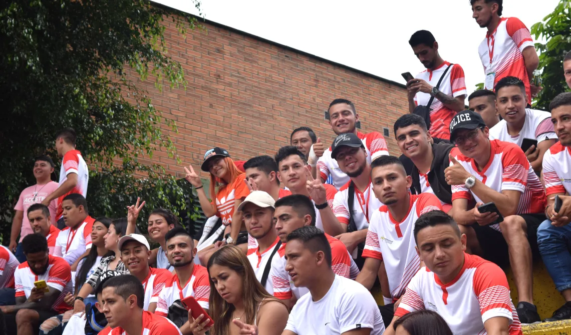 Estudiantes apoyando sus equipos de fútbol sala masculino