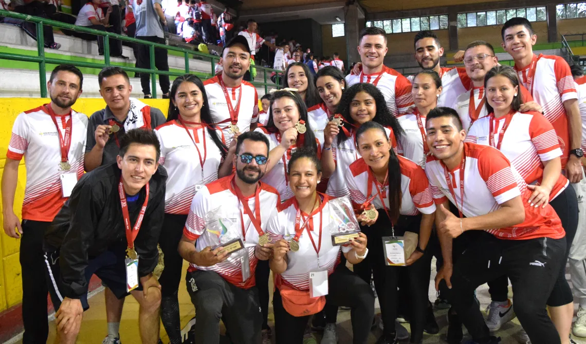 Delegación alegre con sus trofeos y medallas