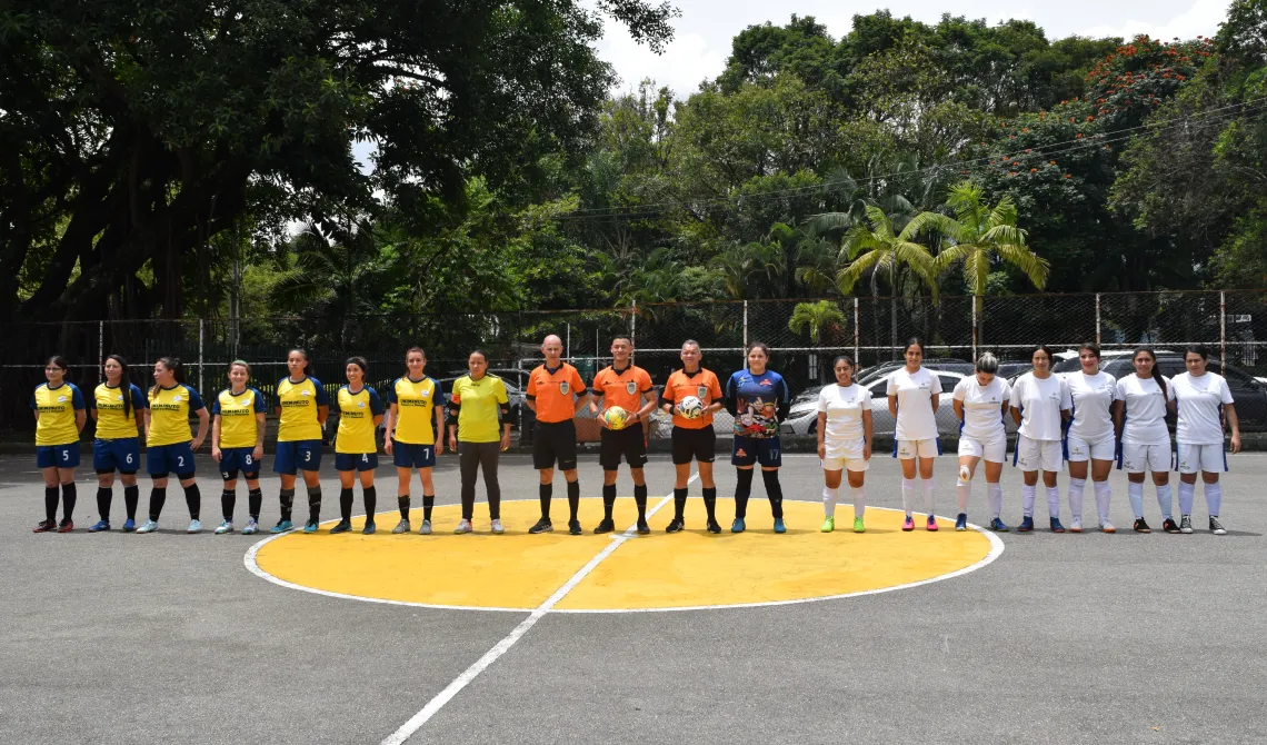 Equipos de fútbol sala femenino antes de competir