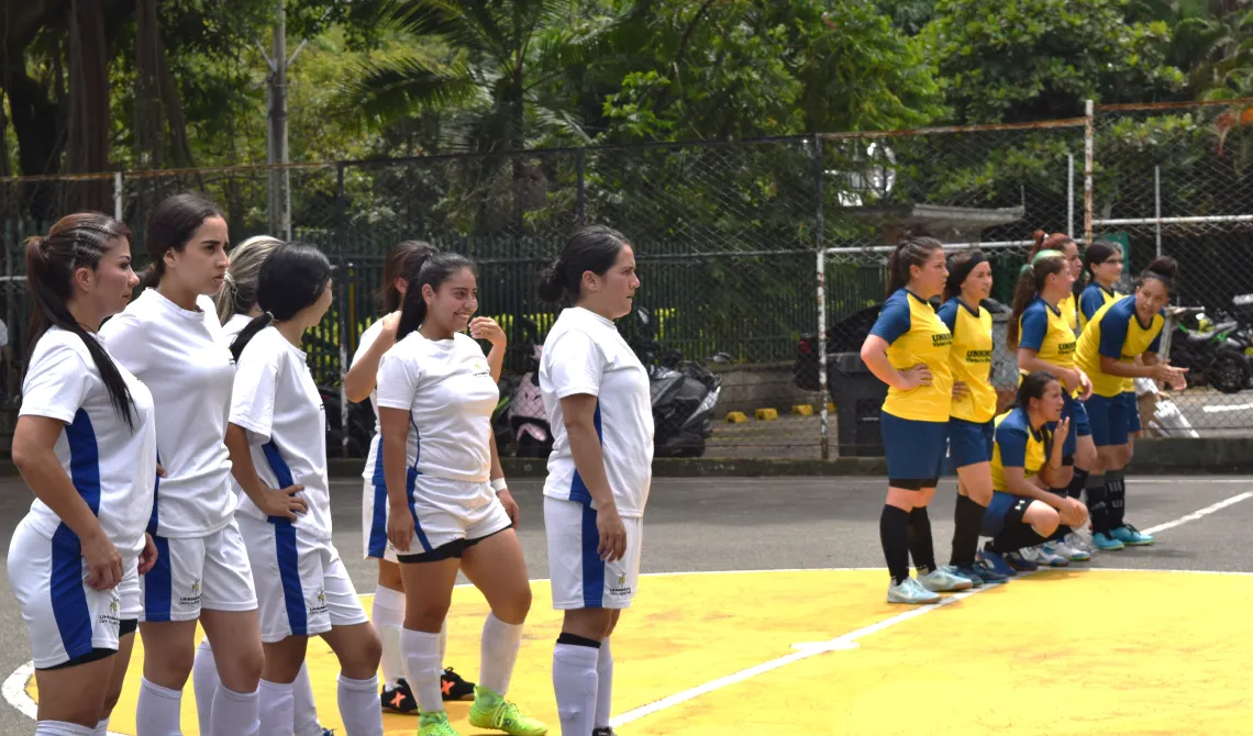 Momentos antes de la definición por penales en fútbol sala femenino